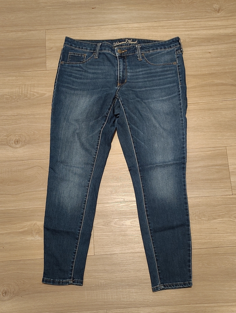 Universal Thread Women's Medium Dark Blue Skinny Jeans